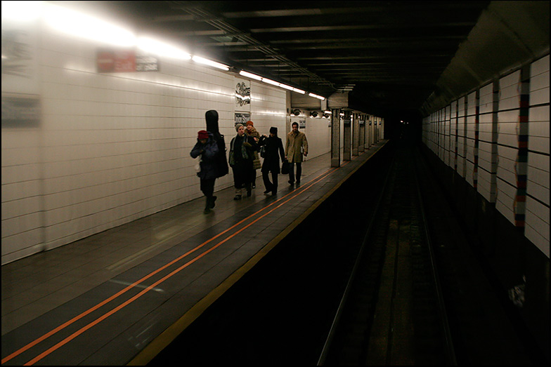 D Train ~ Union Street ~ 6:30pm - Click for next Image