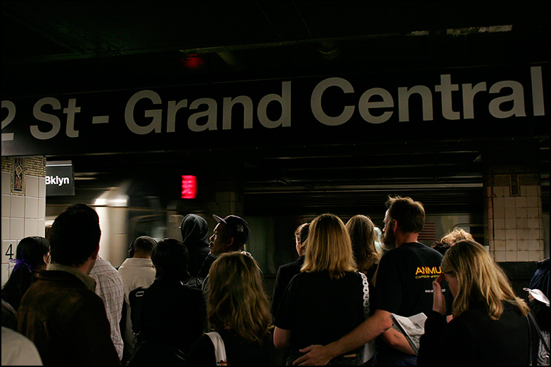 Grand Central Station ~ 6:17pm - Click for next Image