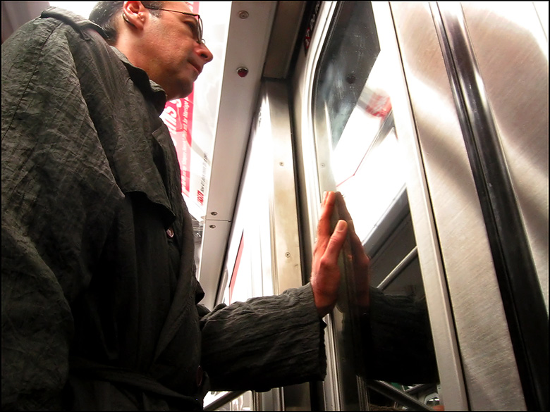 4 train ~ pulling into Grand Central ~ 9:50am - Click for next Image