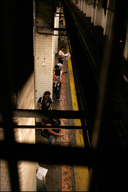 Chambers St ~ M Platform ~ 9:15am - Click for next Image