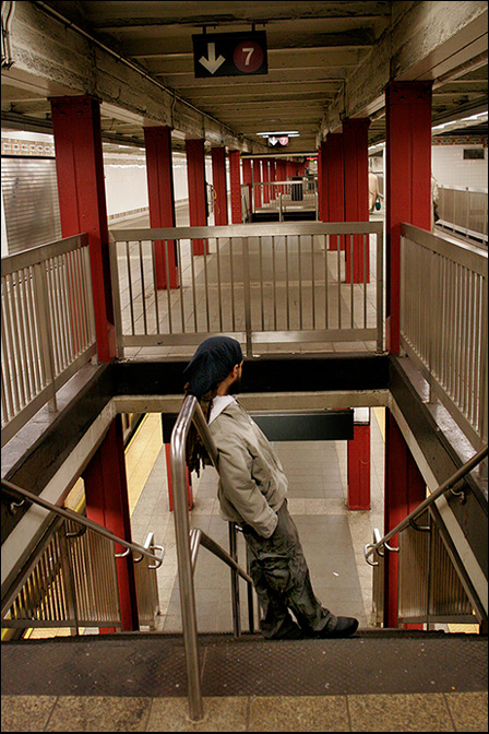 7 Train ~ Bryant Park ~ 9:52am - Click for next Image