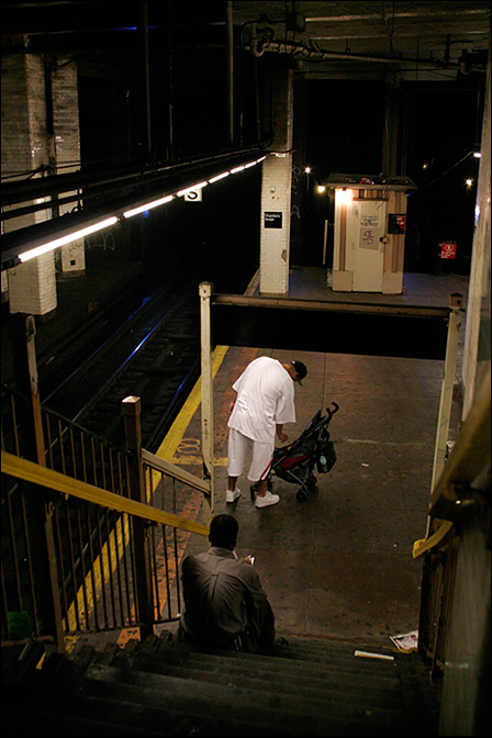 Chambers St ~ M Platform ~ 9:20am - Click for next Image