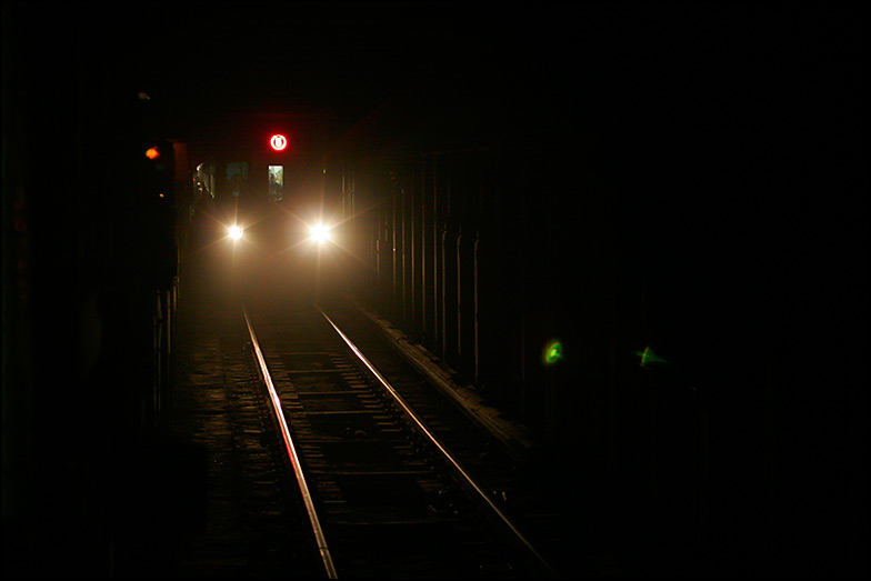 4 Train ~ coming into Fulton St. ~ 9am - Click for next Image